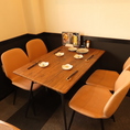 木のぬくもりを感じさせる店内には、4名様まで着席可能なテーブル席を完備◎飲み会やの宴会など、幅広いシーンでご利用いただけます。リーズナブルなコース料理もご用意。しっかりお腹を満たしたい方からお酒を楽しみたい方まで、お気軽にご来店ください♪