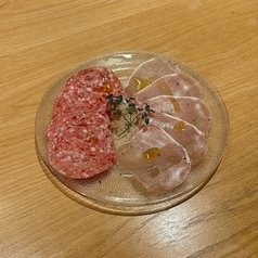 生ハムとサラミの盛り合わせ