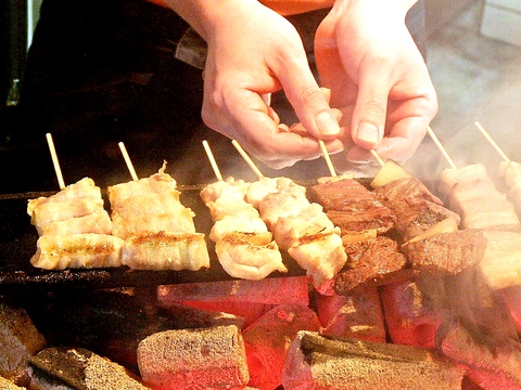 職人が焼く本格的な「串焼き（100円～）」が楽しめる人気店！