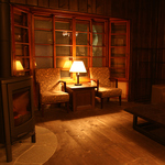 暖炉を設置した洋館のイメージ漂うスペースはウエイティングルームとしてご利用頂けます。