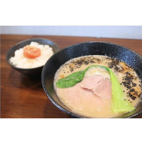 クリーミーで味わい深い絶品の豚骨ラーメンをぜひご堪能ください！