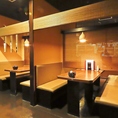落ち着いた雰囲気の店内にはBOX席をご用意しております。周りのお席とは離れておりますので、個室でなくてもゆったりとご宴会をお楽しみいただけます。ぜひかまどかで素敵な宴会のひと時をお過ごしください♪予約受付中！