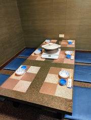 2階　お座敷　6名席×2卓。4名様から6名様まで。テーブルを繋げて大人数様にもご利用いただけます♪