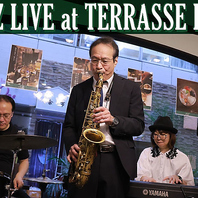 開放感あふれる店内で心ゆくまでジャズの余韻に浸る