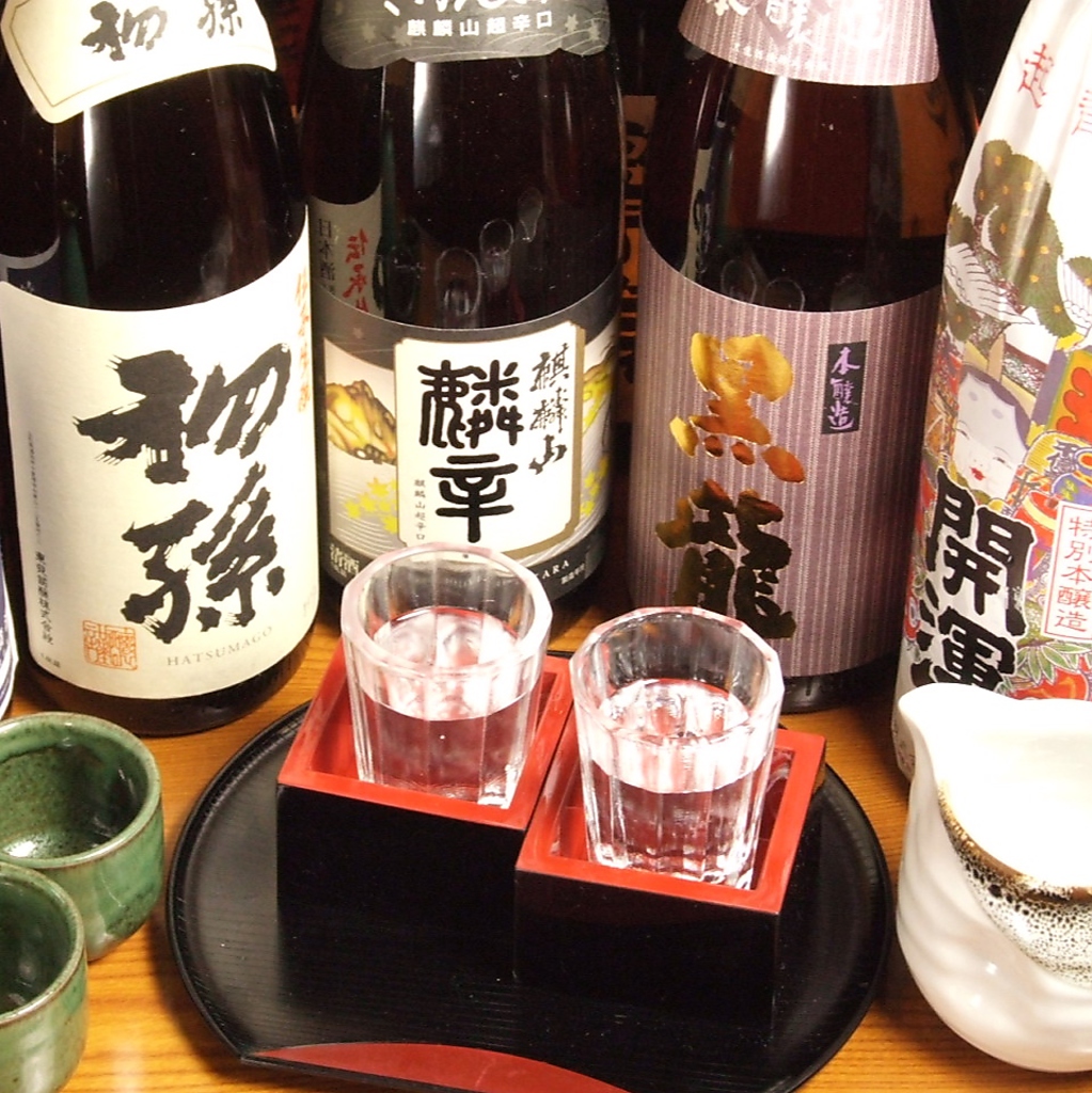 お酒好きにはたまらない、こだわりの地酒・焼酎。店主が1本1本飲んで厳選しています。