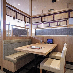 落ち着いた雰囲気の半個室は、記念日や特別な日の食事にぴったり。京の設えを感じるインテリアと、丁寧に盛り付けられた料理が、上質な時間を演出します。会話を楽しみながら、ゆっくりと食事を味わえる空間は、幅広い世代に好評です。