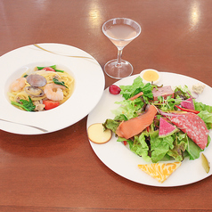 季節のサラダオードブルとハーフパスタ