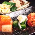 料理メニュー写真 彩り野菜のナムル/キムチ3種盛り合わせ