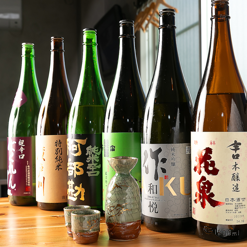 各地から厳選して取り寄せた地酒は甘口～辛口までご用意。風味の違いを飲み比べてみるのもオススメ♪