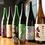 各地から厳選して取り寄せた地酒は甘口～辛口までご用意。風味の違いを飲み比べてみるのもオススメ♪