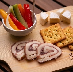 盛り合わせプレート　（チーズ・生ハム・クラッカー・ピクルス etc.） ※仕入れにより具材変更