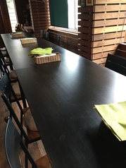 テーブルをつなげて少人数の貸切できます。