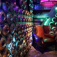 サイバーパンクをテーマとしたエントランスがお出迎え