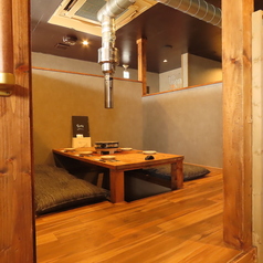 最大6名まで利用可の掘りごたつ！デート、記念日、女子会や合コン、接待にもお使いいただけます【#北海道#旭川#焼肉#豊岡＃炭火焼肉＃炎＃肉#うずまきソフトクリーム#牛タン#カルビ＃アブリーノ#宴会#デート#女子会#誕生日#記念日#個室#家族#子連れ#体験#飲み放題#旭山動物園#海鮮#ジンギスカン#居酒屋】