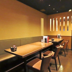合コンや女子会、接待におすすめのテーブル個室をご用意しております。ダウンライトが大人の空間を演出致します。当店自慢のお食事をごゆっくりお楽しみいただける個室となっておりますので、ご希望のお客様はご予約がおすすめです♪