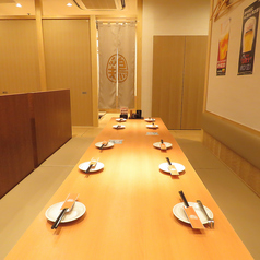 【個室席を貸切：12名様まで】個室席を貸し切れば最大は12名様までご利用いただけます。打ち上げや懇親会、歓迎会・送別会など職場のご宴会はもちろん、ご友人同士や地域のお集まり、同窓会など様々なシーンに◎