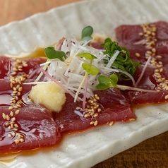 脂がのった 戻り鰹の塩胡麻たれカルパッチョ風