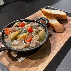 鶏肉のアヒージョ バゲット付き