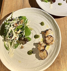 ホタテとツブ貝のグリル　アンチョビヴェルデ　　グランマーゾチーズとサラダ