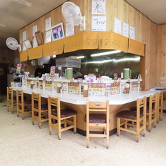 時代を超えて愛される、レトロな雰囲気漂う昭和のカウンター席。年季の入った木の温もりと、活気ある調理の音。ここでは誰もが主役です。仕事終わりの一杯や、昔ながらの味を求める方に最適。ノスタルジーを感じながら、至極の一杯をご堪能ください。