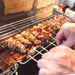 地元徳島県で育った阿波すだち鶏を使った自慢の焼鳥は1本ずつこだわりの焼き台で仕上げていきます◎