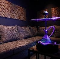 こだわりのデザインとインパクトのあるカラオケ付き個室