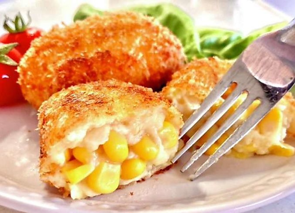 コーンたっぷり入ったコロッケはお子様にも大人気♪