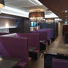 全88席の広々とした店内は、全席に間仕切りを設けた落ち着いた空間。4名・6名のボックス席を中心に、周囲を気にせずゆったり過ごせます。デートや友人との食事にも最適です。