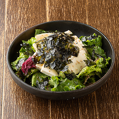 豆富と韓国海苔のヘルシーチョレギサラダ/半熟玉子のチキンシーザーサラダ
