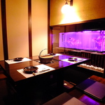 美しい金魚が泳ぐ4名用の和個室は、まさにプライベート空間！！落ち着いた女子会・合コン・デートに