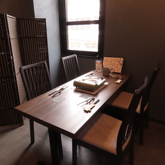 最大4名様でご利用いただけるテーブル席を、全4卓ご用意しております。複数卓一緒にご利用いただけるため、少人数～大人数で使いやすいです♪
