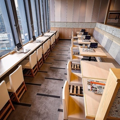 店内奥に設けられたカウンター席は、静かで落ち着いた雰囲気。木目の美しいカウンターと柔らかな照明が、心を穏やかにしてくれます。ランチタイムはもちろん、仕事帰りの一杯にもぴったり。京の味をゆっくりと堪能できる、癒しの空間です。