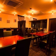 【2階席】11名様から30名様までご利用可能な、2階席の完全貸し切りです。フロアをまるごと貸し切れるので、プライベートな空間で周りを気にせずお過ごしいただけます。会社の打ち上げや結婚式の二次会など、特別なご宴会に最適です。