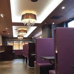 店内は全88席。4名・6名のボックス席はすべて間仕切り付きで、プライベート感を大切にした造り。周囲の視線を気にせず、会話を楽しみたい方におすすめです。