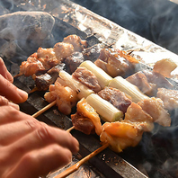 炭火でじっくり焼き上げた自慢の焼き鳥が絶品！