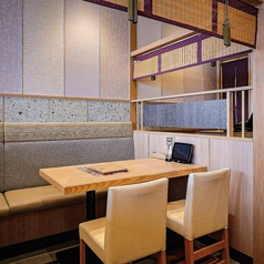 テーブル席は、和モダンなインテリアが印象的で、落ち着きと華やかさを兼ね備えた空間。京料理の繊細な味わいを、気軽に楽しめる雰囲気が魅力です。ランチからディナーまで、幅広いシーンに対応できる柔軟な席構成も嬉しいポイント。