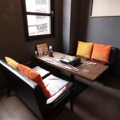 ゆったりおくつろぎいただけるソファー席を、全2卓ご用意しております。お子様連れのご家族にも大好評です！