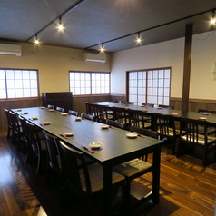 各種ご宴会には、人数に合わせてレイアウト変更が可能な大広間をご用意しております。最大24名様まで収容可能となっております。