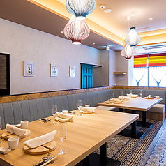 ゆったりとした開放感あふれるテーブル席は、団体様でのご利用に最適です。広々とした空間で、ご友人や会社仲間との会食に最適です。