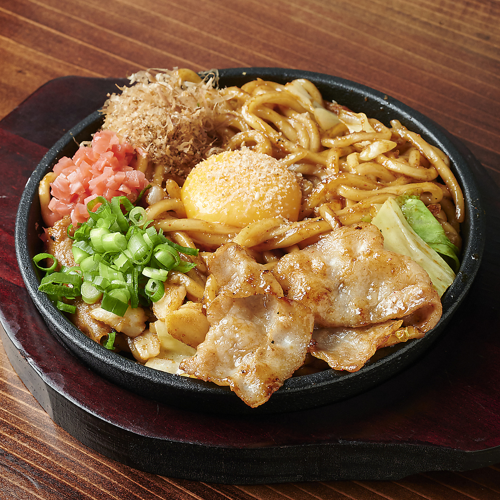 鉄板で仕上げる生麺焼きそばが名物の人気店。