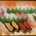 【絶品お寿司にも注目】地元の豊かな海が育んだ獲れたての食材を贅沢に使用したお寿司をご堪能いただけます。本店「季楽」の大将が一貫ずつ丁寧に仕上げる握りは、青森ならではの鮮度バツグンな美味しさが魅力です。お好みの日本酒を片手に◎「季楽」のメニューもご注文可能です。