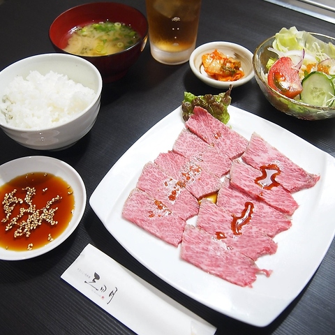 三日月の黒毛和牛は、厳選したクオリティ。上質な肉の旨みをご堪能いただけます。 