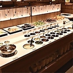 種類豊富なつけダレやサラダ、フルーツをご用意♪