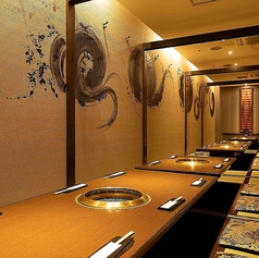 【堀ごたつ個室 30名席】、掘りごたつの個室です。大人数での宴会が可能ですので、会社の宴会や、パーティーなどにも最適なお席です。(最大30名まで収容可。お気軽にご相談ください。)季節限定のコース料理もご用意しておりますので、あわせてご利用下さい。