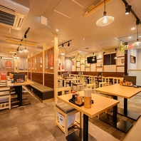 【木の温もりに包まれる落ち着き空間で串焼きを堪能】