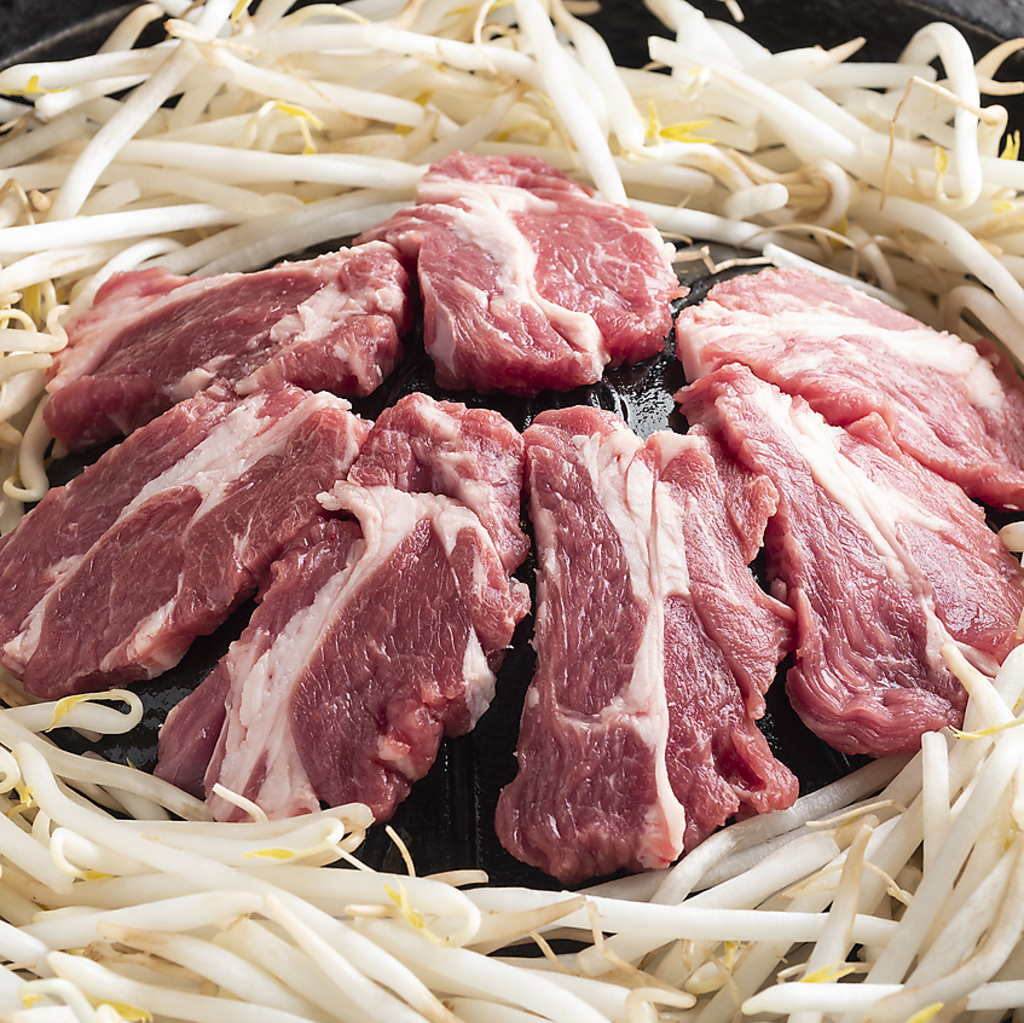 良質な穀物主体の餌で育った生後6～10ヶ月の子羊は、臭みがなく、やわらかな極上ラム肉になります！