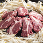 良質な穀物主体の餌で育った生後6～10ヶ月の子羊は、臭みがなく、やわらかな極上ラム肉になります！