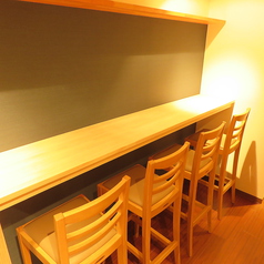 2階フロアーには2名様用のテーブルが4卓とカウンターが4席あります。カウンターはちょい飲みやお一人様に最適です。