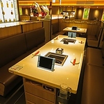 落ち着いた雰囲気の上質空間。2名様から最大100名までご対応可能。