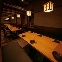 ［19～24名様］複数卓がゆるやかに繋がるレイアウトにより、中人数から団体での宴席まで対応可能。過度な華やかさではなく、料理や会話を丁寧に引き立てる落ち着いた雰囲気の宴会個室です。